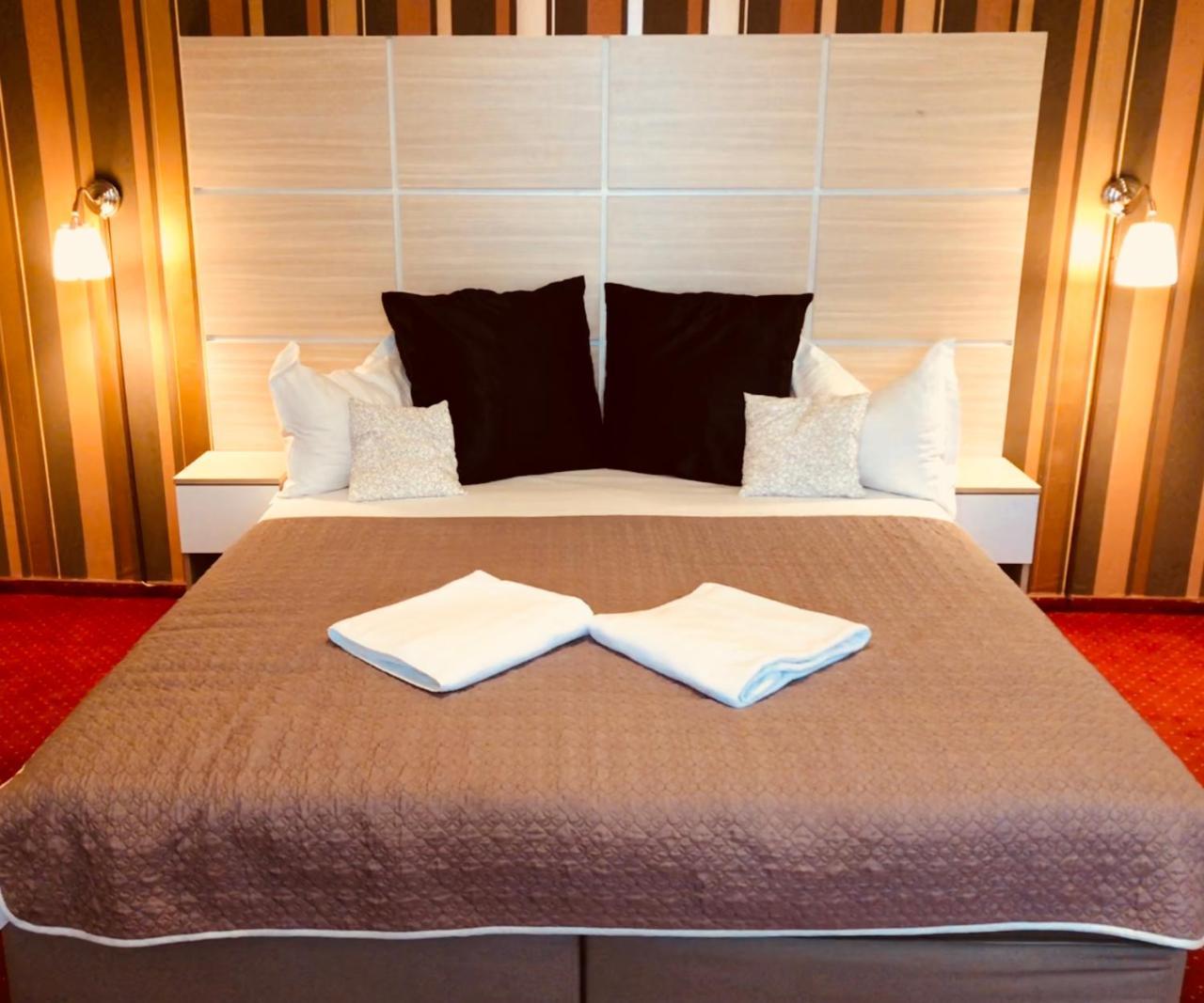 בוקרשט Hotel Mon Caprice מראה חיצוני תמונה